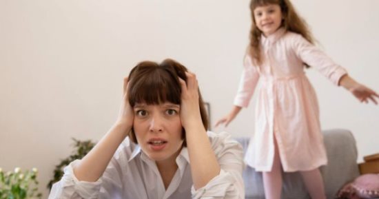7 خطوات تحميكي من الإرهاق العاطفي قبل ما يأثر على أطفالك 