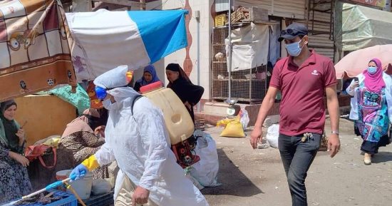 حملة لرش وتطهير سوق الدراسات للوقاية من الأمراض بالمنصورة.. صور