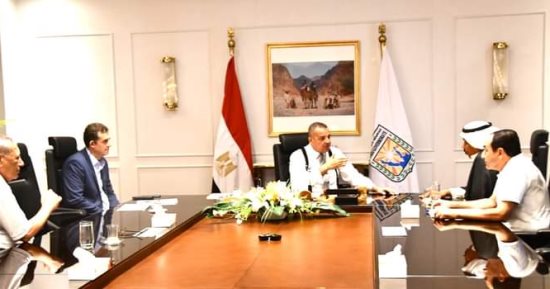 محافظ جنوب سيناء يبحث مع رئيس الاتحاد المصرى للهجن إقامة مهرجانات سنوية ثابتة