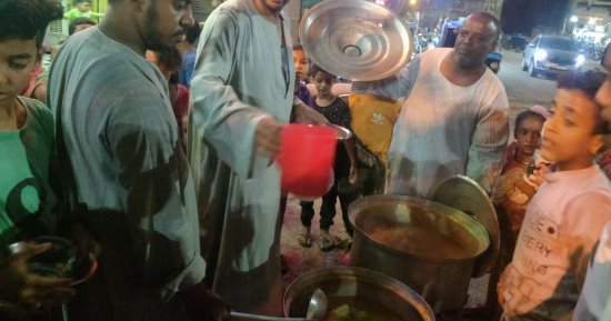 شاهد توزيع الحمص على أطفال جنوب الأقصر احتفالا بالمولد النبوى الشريف.. صور