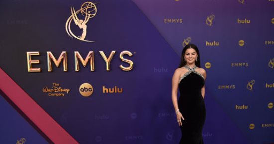 الفن – سيلينا جوميز بفستان أسود على السجادة الحمراء لحفل الـ Emmys.. فيديو – البوكس نيوز