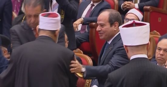 شيخ الأزهر يهدى الرئيس السيسي النسخة الأولى من ترجمة معانى القرآن للإنجليزية