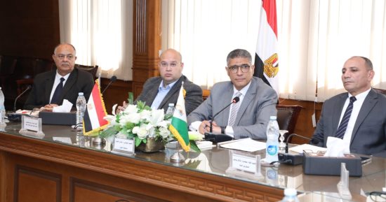 محافظ الجيزة يناقش تعزيز خدمات مياه الشرب والصرف الصحي بالحوامدية والبدرشين