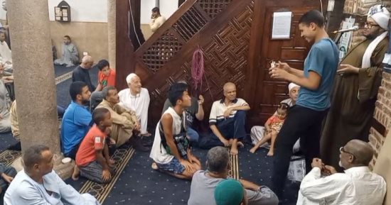شاب صينى يشهر إسلامه بعد ليلة الاحتفال بالمولد النبوى فى مسجد أبو الحجاج الأقصرى