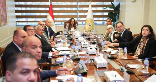 وزيرة التنمية المحلية تبحث مع محافظ القاهرة اقتراح تطوير شوارع العتبة