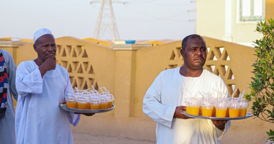 النوبيون يواصلون الاحتفال بالمولد النبوى فى جزيرة تنقار بأسوان.. يجوبون الشوارع خلف الرايات الخضراء.. القصائد وزغاريد النساء وتوزيع الحلوى والمشروبات أبرز المظاهر.. والشيخ عرمان وصادق أبرز مقامات الصوفية.. صور