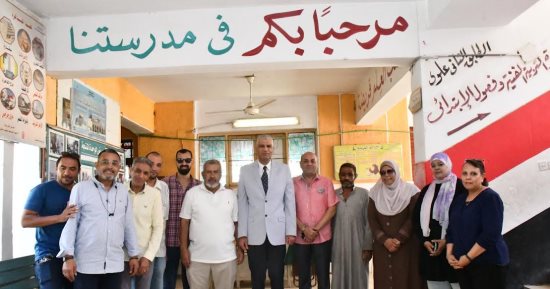 محافظ أسوان يطمئن على جاهزية المدارس لاستقبال الطلاب مع بدء الدراسة