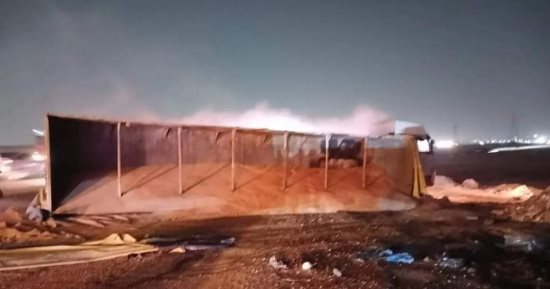 السيطرة على حريق سيارة نقل اصطدمت بأخرى فى الطريق الأوسطي 