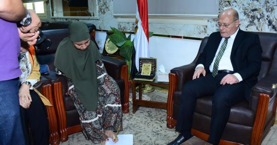 طالبة من ذوى الهمم تكتب بقدميها تلتحق بقسم الآثار جامعة سوهاج.. صور