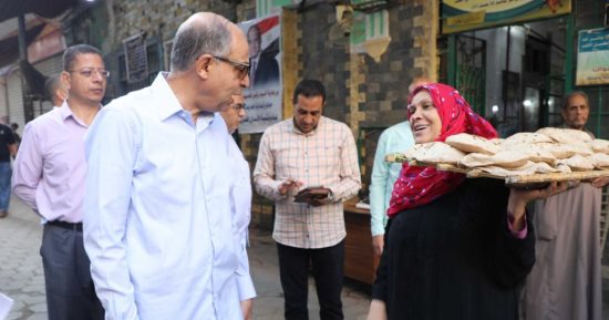 محافظ المنيا يشهد توزيع الخبز مجاناً ضمن مبادرة بداية.. صور