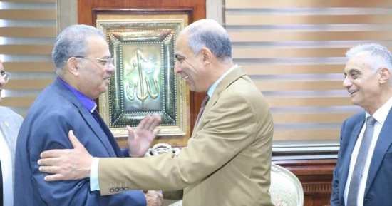 محافظ المنيا يناقش مع القس أندريه زكى نشر الوعى الثقافى بين أبناء الوطن