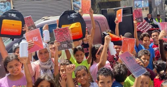 فريق "بداية" يجوب المحافظات لتوزيع مستلزمات المدارس على الطلاب.. صور