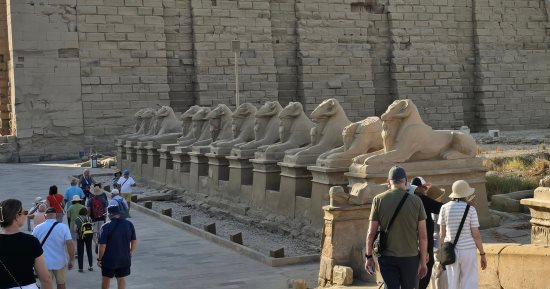 الأفواج السياحية تستمتع بسحر الحضارة الفرعونية فى معالم الأقصر الأثرية.. صور