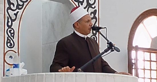 مقرأة للجمهور وجلسة للصلاة على النبي صلى الله عليه وسلم والتزام الأئمة بالخطبة الموحدة