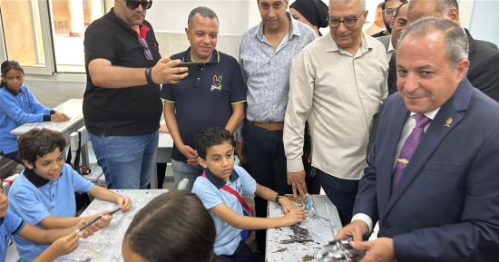 محافظ بورسعيد يوزع الهدايا على الطلبة فى أول أيام الدراسة.. فيديو وصور