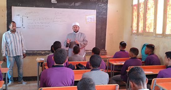 رئيس المنطقة الأزهرية بأسوان يتفقد معاهد "دراو" فى أول يوم دراسى