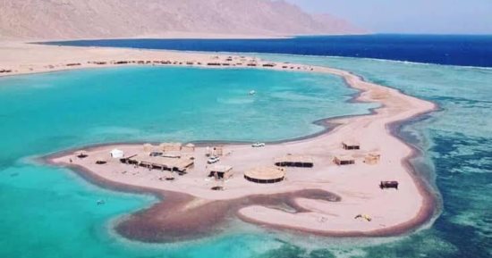 دهب.. لوحة طبيعية على أرض جنوب سيناء تجذب السياح من كل أنحاء العالم