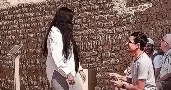 سائح مكسيكى يتقدم لخطبة صديقته أمام معبد أبو سمبل جنوب أسوان.. صور