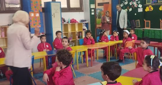 المدرسة المصرية اليابانية بالمنيا تستقبل التلاميذ بالبلالين.. فيديو وصور