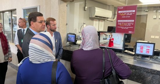 القطار الكهربائي الخفيف يضيف لغة الإشارة لخدمة الركاب من الصم