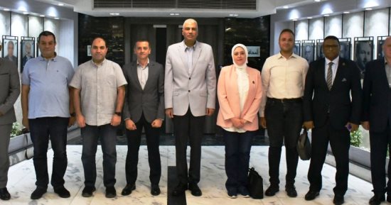 محافظ أسوان يستقبل شباب تنسيقية الأحزاب للاطمئنان على جهود الفرق الصحية