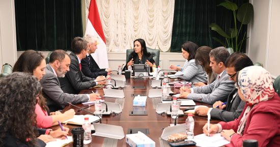 وزيرة التضامن تبحث مع بعثة البنك الدولى برامج الحماية الاجتماعية للأولى بالرعاية