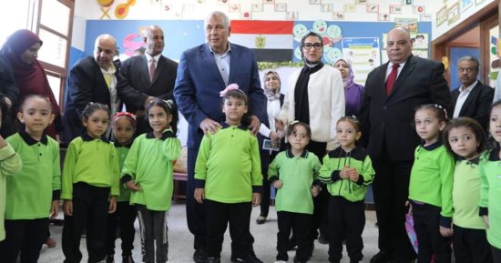 محافظ الوادى الجديد يطمئن على انتظام العملية التعليمية بعدد من مدارس الخارجة