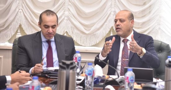 وزير العمل يناقش قانون العمل مع وزير الشؤون النيابية  