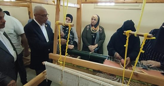 محافظ شمال سيناء يسلم الأنوال للمتدربات على صناعة الكليم بمدينة نخل