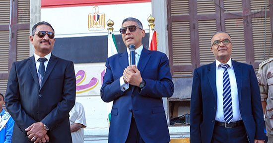 محافظ الجيزة يشارك طلاب مدرسة السعيدية الثانوية طابور الصباح