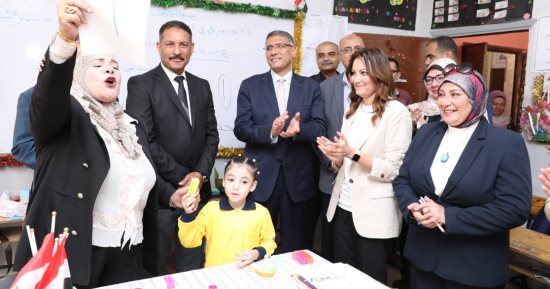 محافظ الجيزة يشارك طلاب المدارس الحصص الدراسية بالعام الجديد.. صور