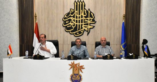 محافظ أسوان يقرر تشكيل لجنة للإصحاح البيئى للحفاظ على صحة المواطنين