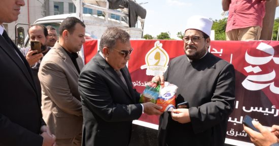 محافظ الدقهلية ييستلم دفعة من المواد الغذائية لتوزيعها على الأولى بالرعاية