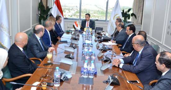 وزير التموين يجتمع مع رئيس البريد وممثلى شركة فيزا العالمية لبحث أوجه التعاون