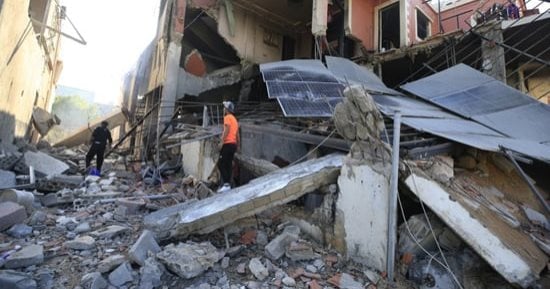 العالم هذا المساء.. لبنانيون يحتمون بالمدارس إثر القصف الإسرائيلي المتواصل.. غرق شوارع إنجلترا بسبب هطول أمطار غزيرة.. ومخاوف من فيضان محتمل.. إجلاء الآلاف من منازلهم جراء تسرب كيميائى بولاية أوهايو الأمريكية