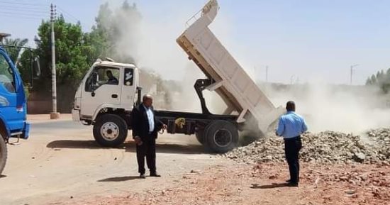 رئيس مركز الداخلة: استمرار العمل فى توسعة وتمهيد الطريق الرئيسى بقرية عزب القصر