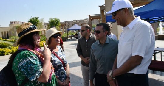 سياح إنجليز يشيدون ببانوراما التطوير الجمالية بمدينة أسوان