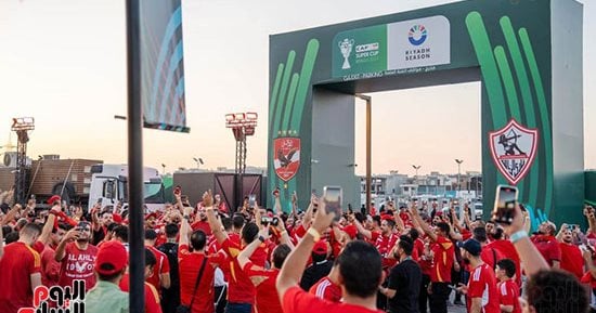 جماهير الأهلى والزمالك تزين ملعب المملكة أرينا قبل السوبر الأفريقى