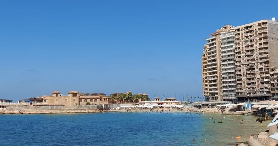 الخريف حاضر بقوة على شواطئ الإسكندرية.. وفرص لسقوط أمطار خفيفة.. فيديو