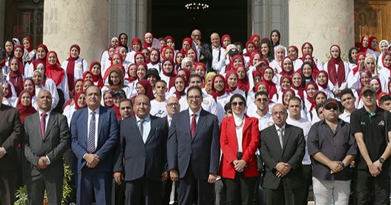 رئيس جامعة القاهرة يشهد تحية العلم مع الطلاب تزامنًا مع انطلاق العام الجامعى