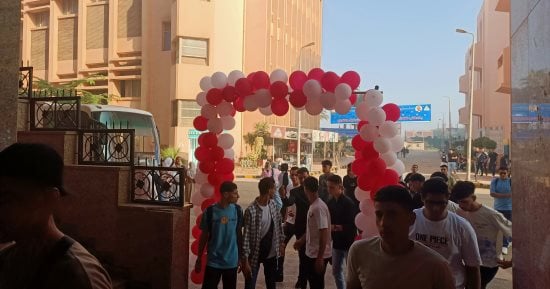 العام الجامعى الجديد ينطلق فى جامعات مصر.. توزع الحلوى على الطلبة بجامعة الإسكندرية.. بلالين فى استقبال طلاب "المنوفية".. واستقبال حافل بـ"العريش".. وجامعة القناة بالسويس تستقبل 44 ألف طالب.. فيديو