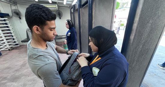 إبراز الكارنيه أو بطاقة الترشيح.. انتشار أمن جامعة القاهرة تزامنا مع بدء الدراسة