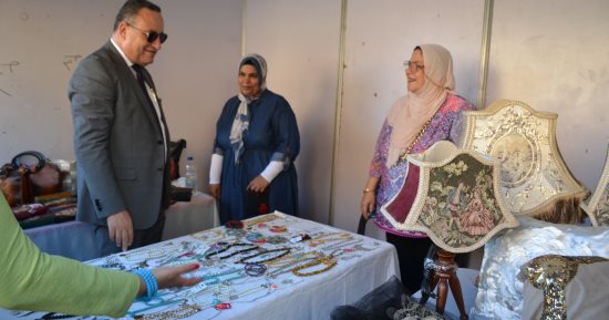 رئيس جامعة الإسكندرية يتفقد المعرض السنوى للملابس والمصنوعات الجلدية