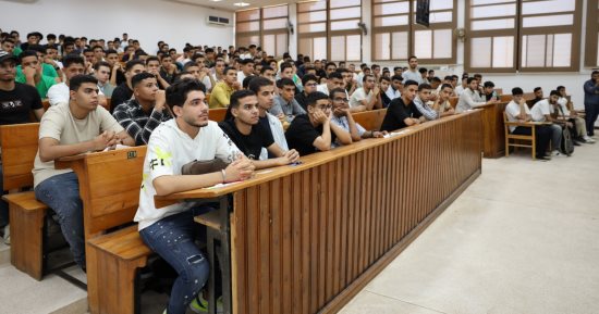رئيس جامعة القناة  يشهد حفل استقبال طلاب الفرقة الأولى بكلية الطب