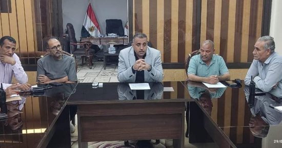 رئيس مركز الخارجة يناقش آخر الاستعدادات للاحتفال بالعيد القومي للمحافظة