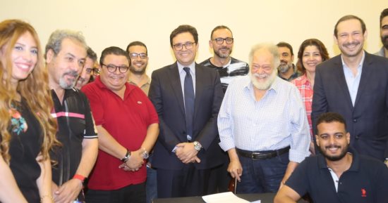 وزير الثقافة يشهد بروفات العرض المسرحى "الملك لير" ويرحب بعودة الفخرانى