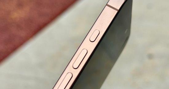 صورة تقرير: هاتفا iPhone 17 و”iPhone 17 Air” لن يمتلكا عدسة تكبير بصري 5x