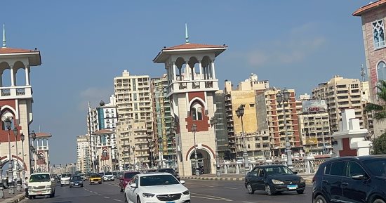 كوبرى ستانلى بالإسكندرية أهم معالم عروس البحر المتوسط.. صور الذكريات وجلسات الرومانسية أهم الطقوس.. وصيد السمك فى يناير عز النوة ممتعة.. وخبير أثرى: أول كوبرى يخترق مياه البحر.. ومبنى على الطراز الإيطالى.. صور