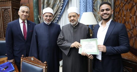 شيخ الأزهر يكرم طلاب طب أسنان الأزهر الفائزين فى مسابقة كلية الجراحين الملكية