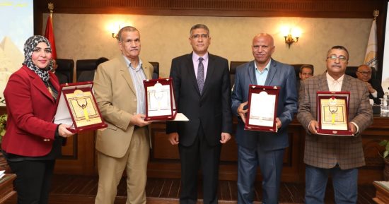 محافظ الجيزة يكرم عددا من أعضاء المجلس التنفيذى السابقين لبلوغهم سن المعاش